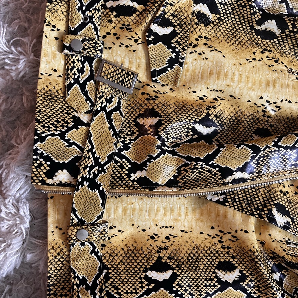 Oversized Yellow Snake Print Jacket 🧥 - Picture 3 of 4